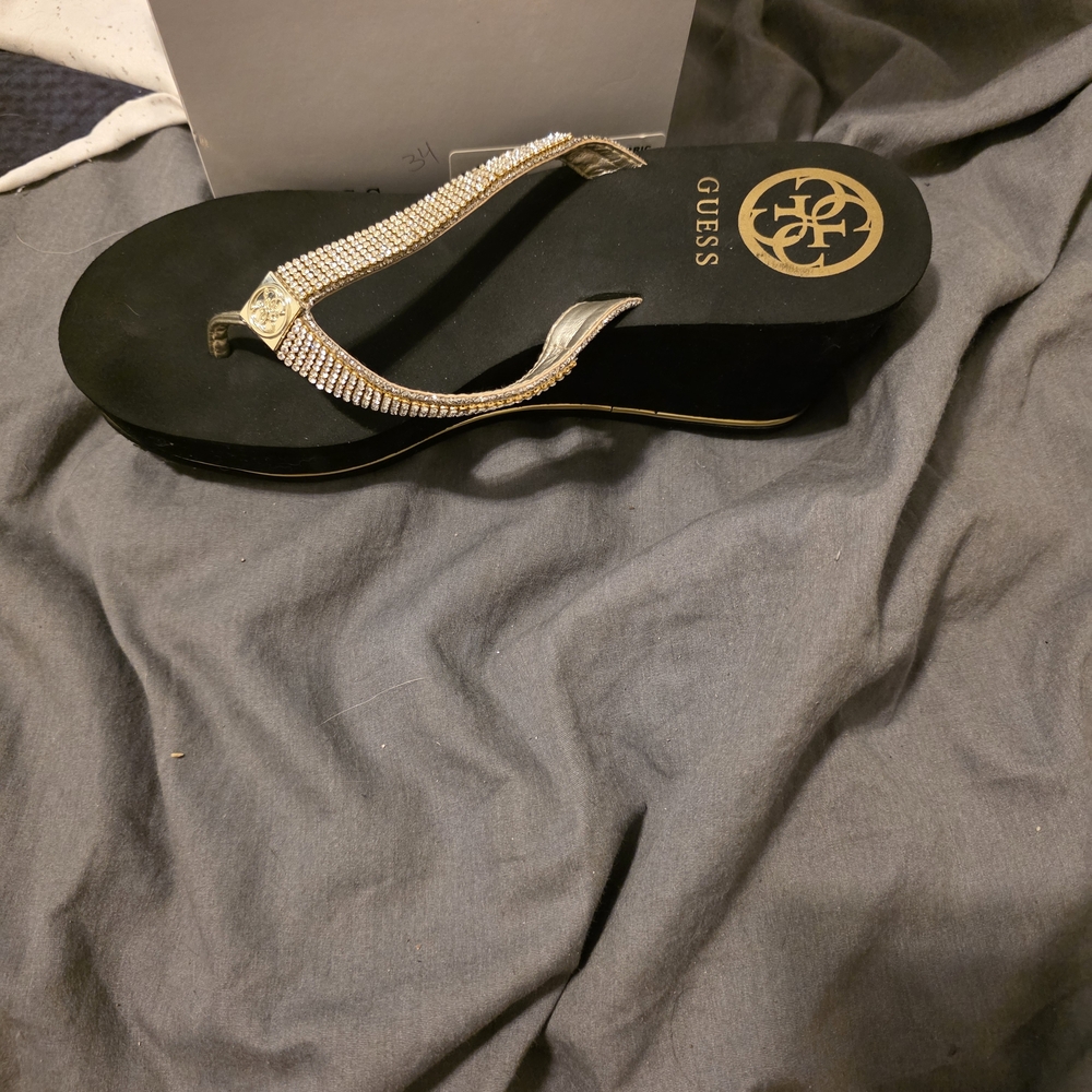 ***** Sold Sold Dont Buyn****** GUESS Women's Black and Gold Sandals Wadge